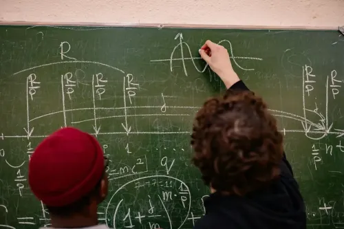 LLMs et mathématiques : Pourquoi les IA échouent encore à raisonner comme pourraient le faire de vrais humains ?"
